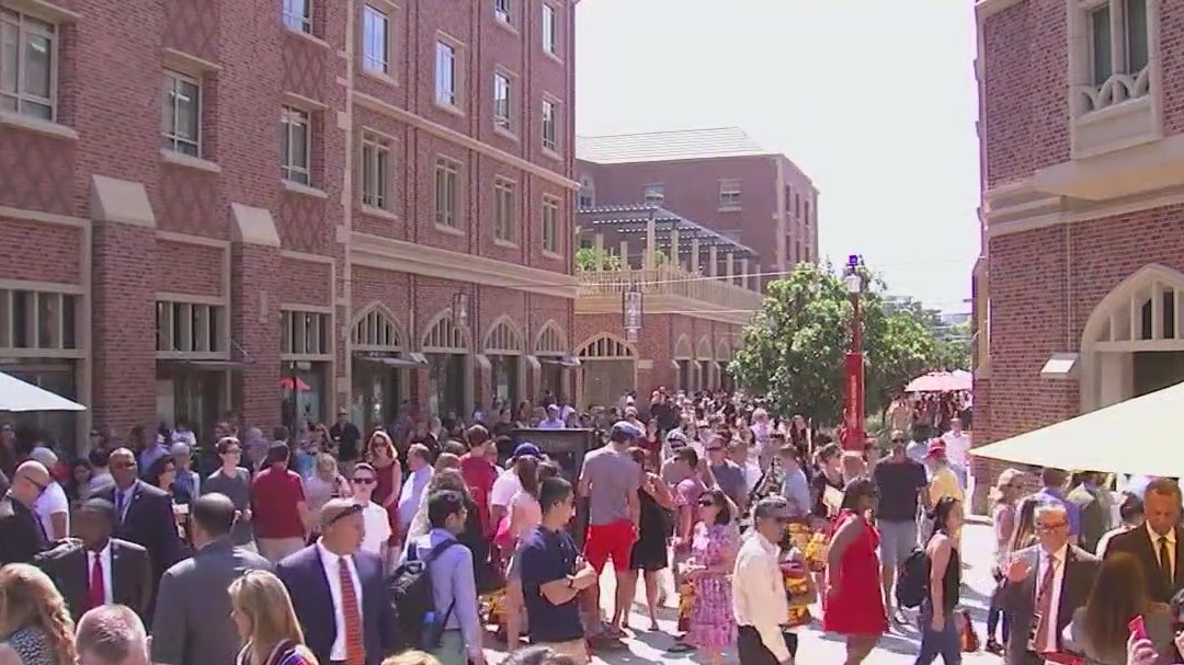 USC students move into dorms