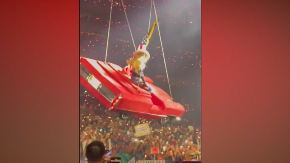 Beyonce's car prop malfunctions during concert