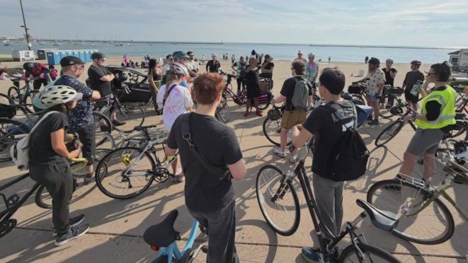 Cycling Solidarity supports Chicago street vendors on bike tour