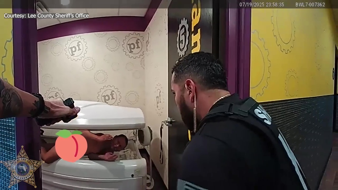 Diputados arrestan a un hombre desnudo de Florida en la cama de bronceado