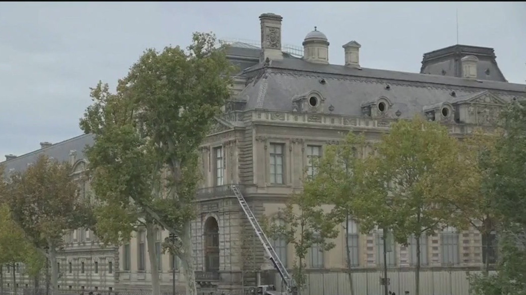 Thieves steal crown jewels from Louvre Museum