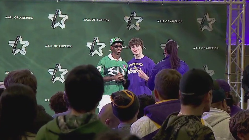 Vikings fans pack MOA for Jordan Addison event