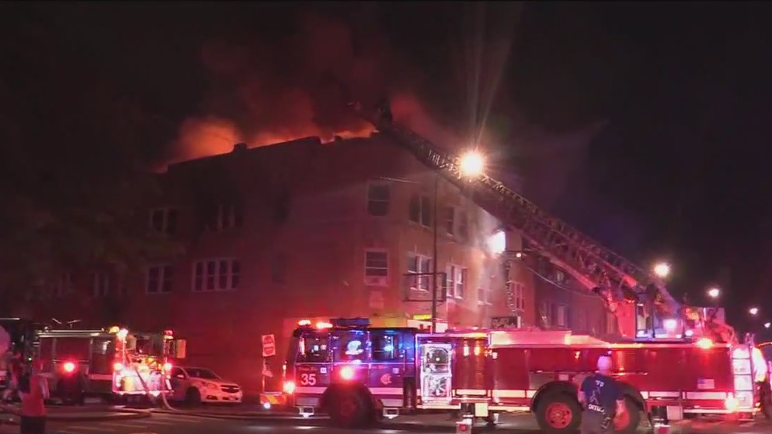 Chicago fire: Fourth person dead in 'suspicious' apartment blaze