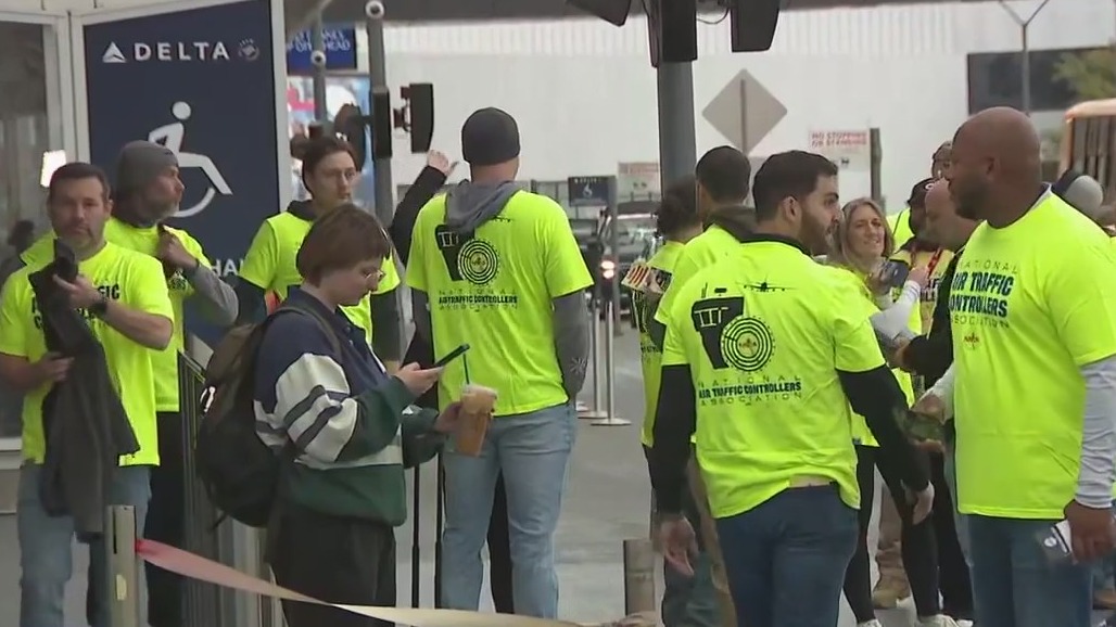 Air traffic controllers miss first full paycheck