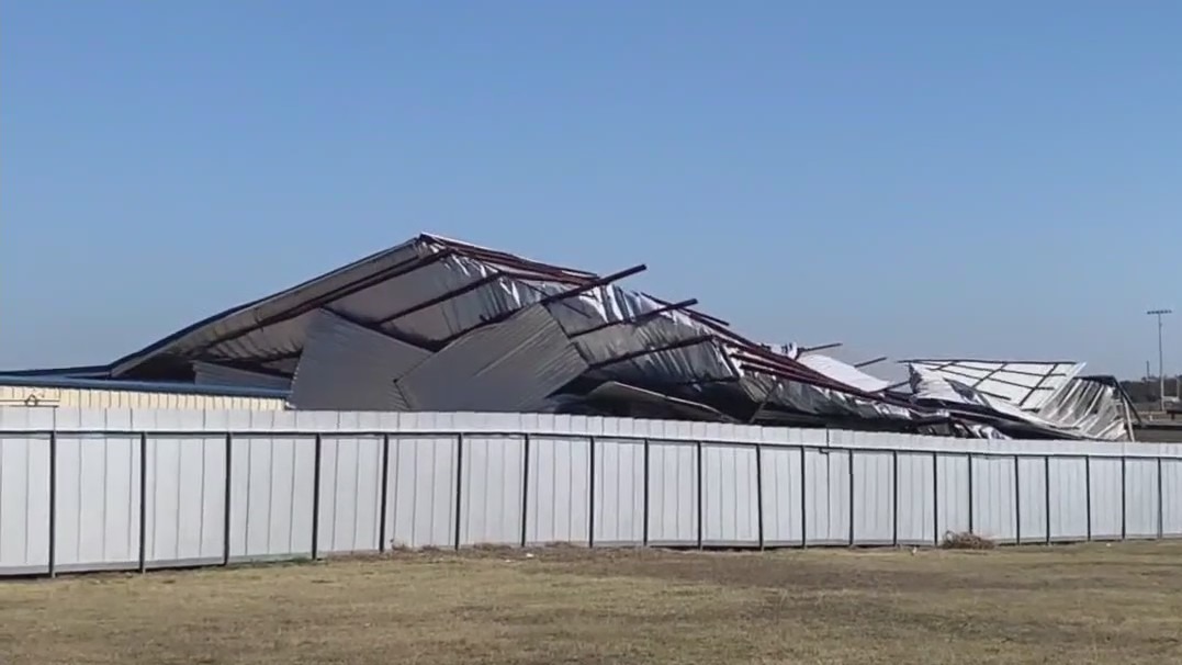 Strong winds leave behind damage in Liberty Hill