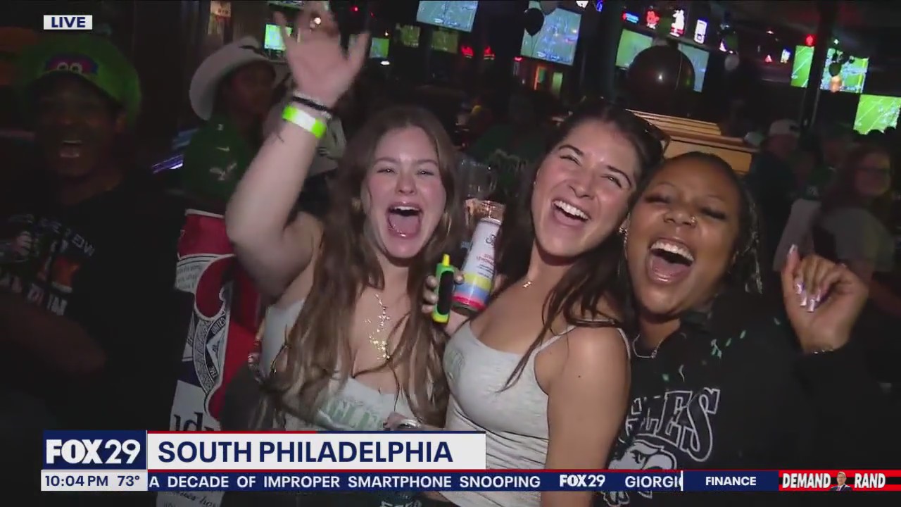 Eagles fans celebrate home opener at Chickie's & Pete's