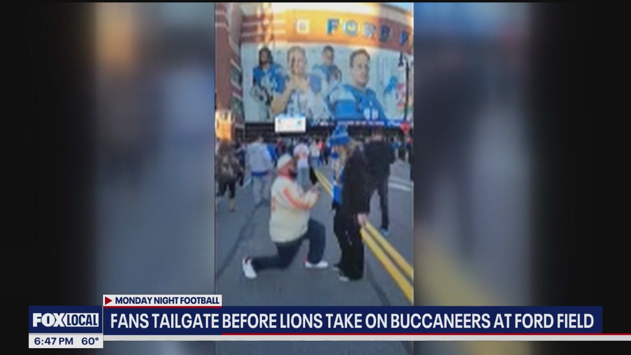 "It's now or never..." Bucs fan proposes to Lions fan before Monday night's game