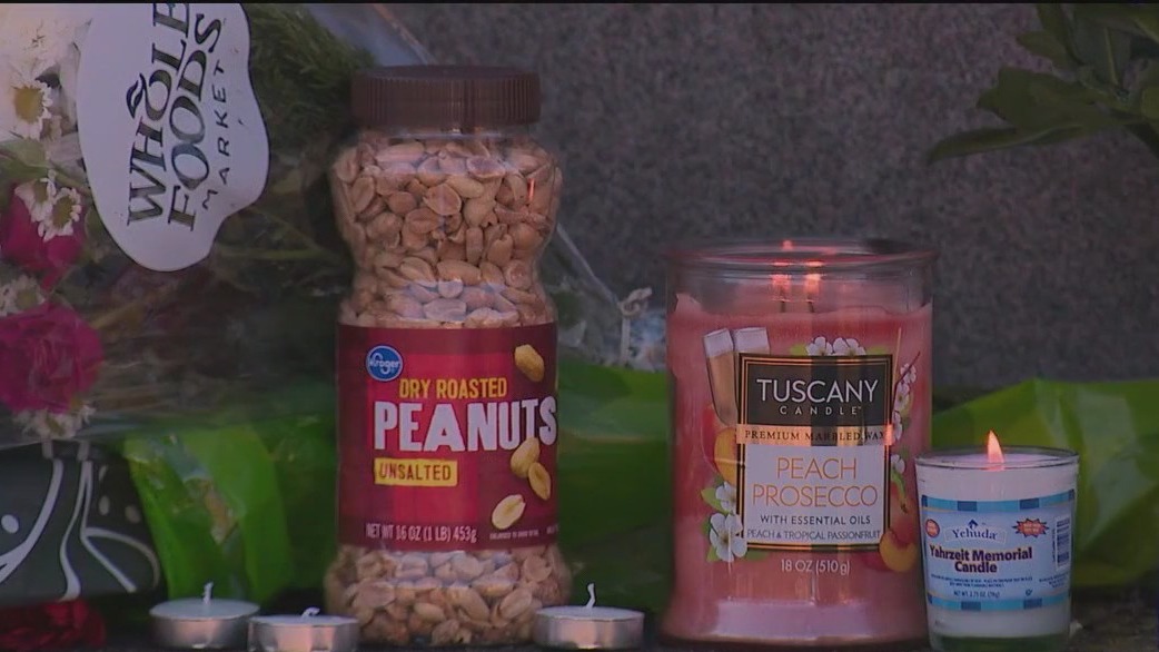 People pay early respects at Carter Center