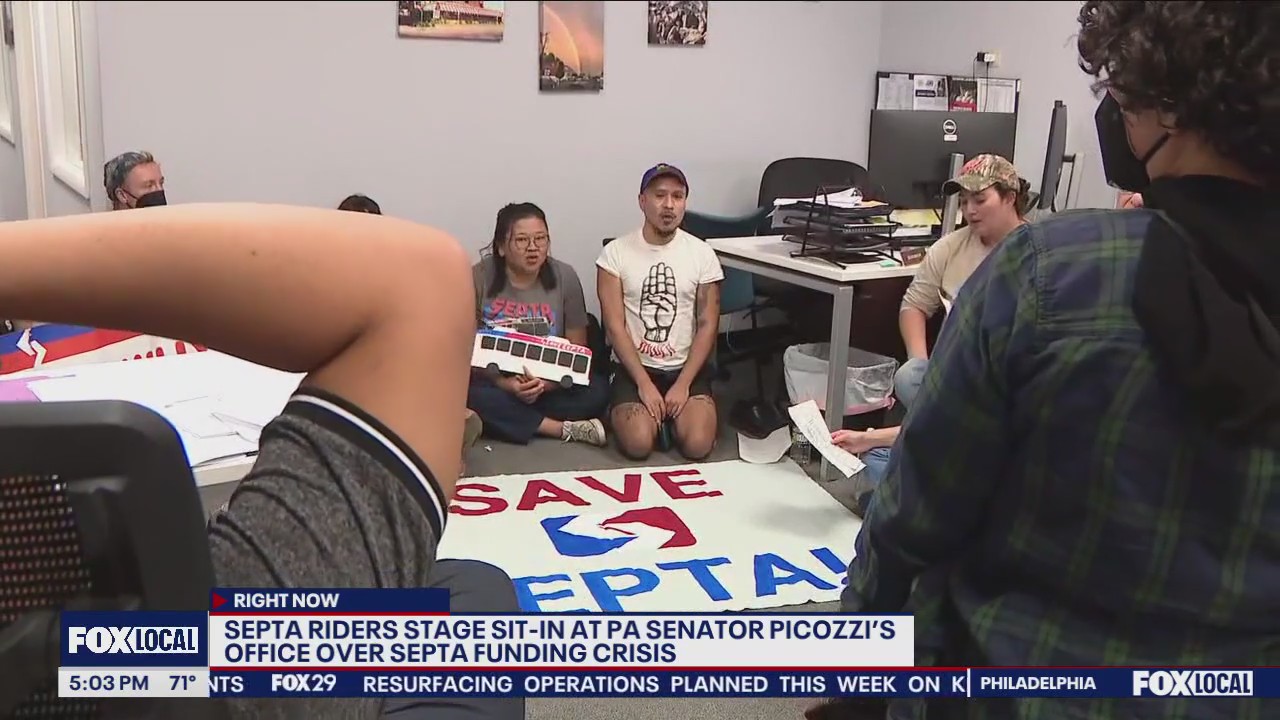 SEPTA Riders sentado en la oficina del senador Picozzi debido a la crisis de financiación