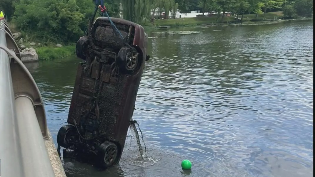 Ukradeni Ford Mustang odkrit v jezeru v Michiganu