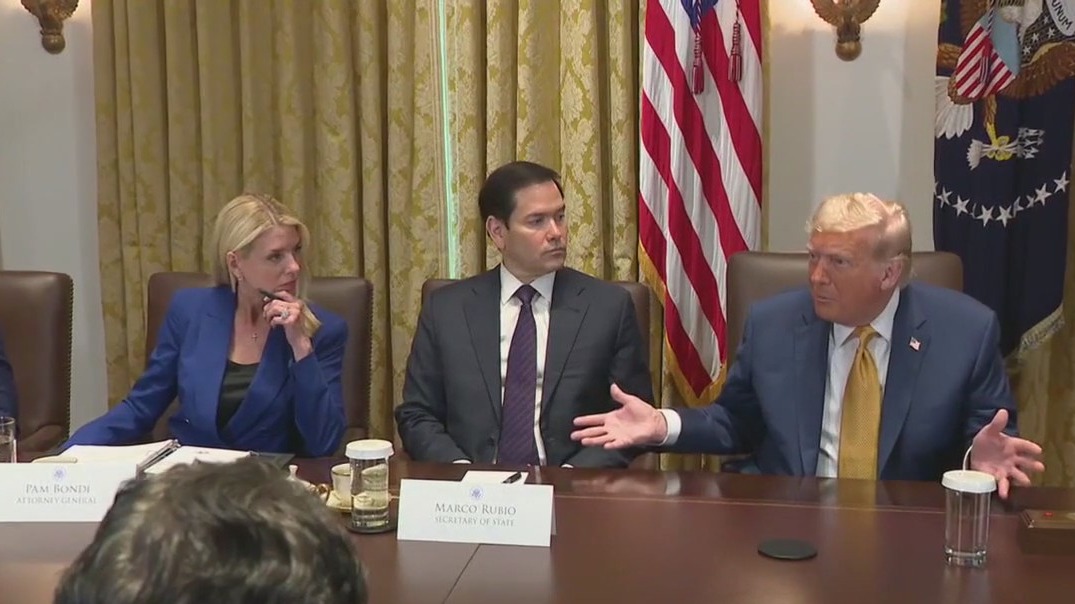 Trump defends Bondi over Epstein client list