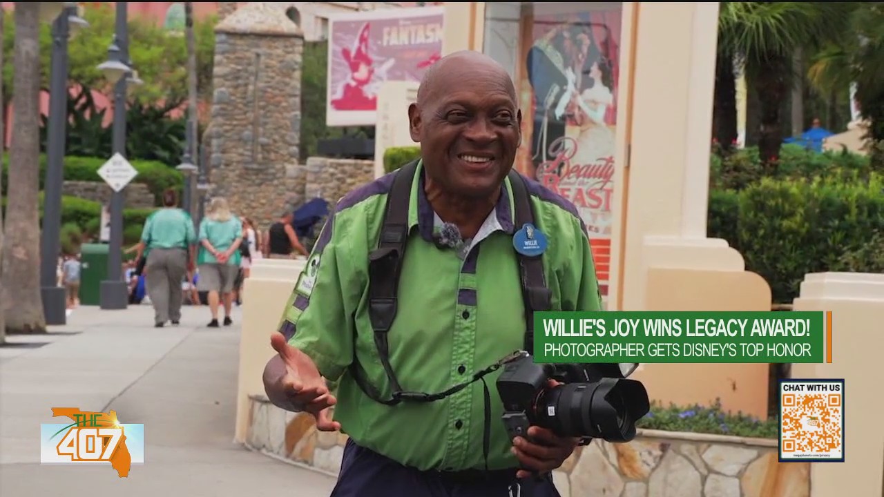 Viral Disney World photographer receives award