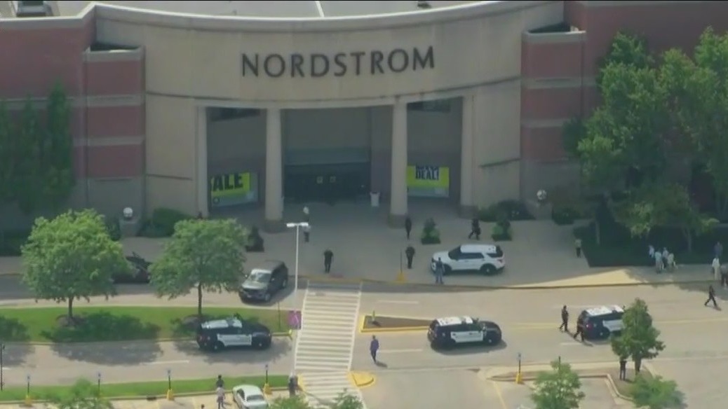 Fox 32's Kasey Chronis details lockdown at Old Orchard Mall