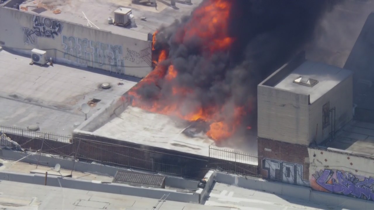 Large fire burns in downtown LA
