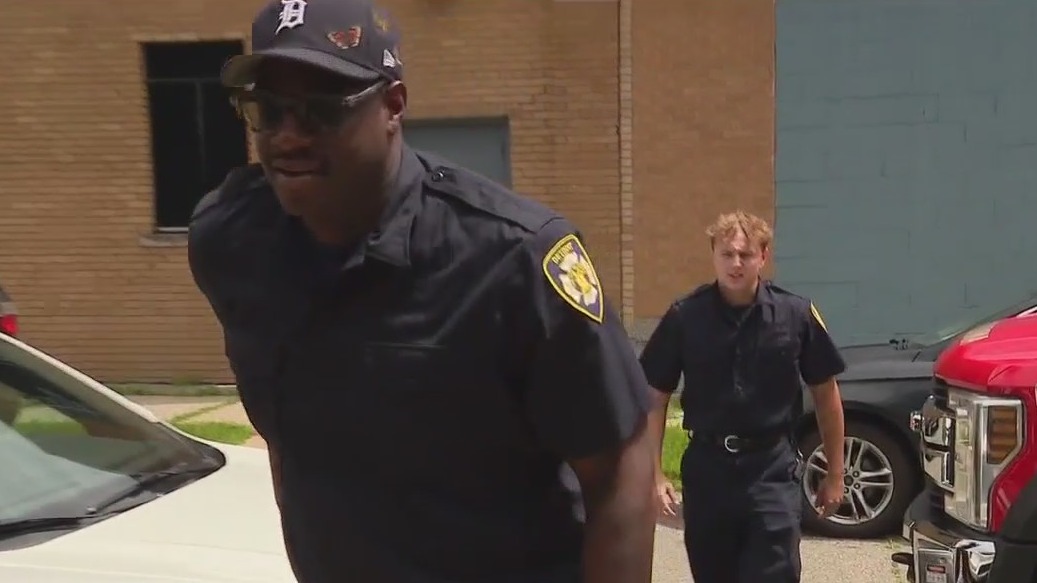 Reševalca iz Detroita pomagala pri porodu dvojčkov doma in se nato srečala z družino