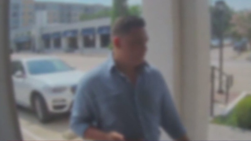 Suspect steals $20K jewelry using stolen credit cards