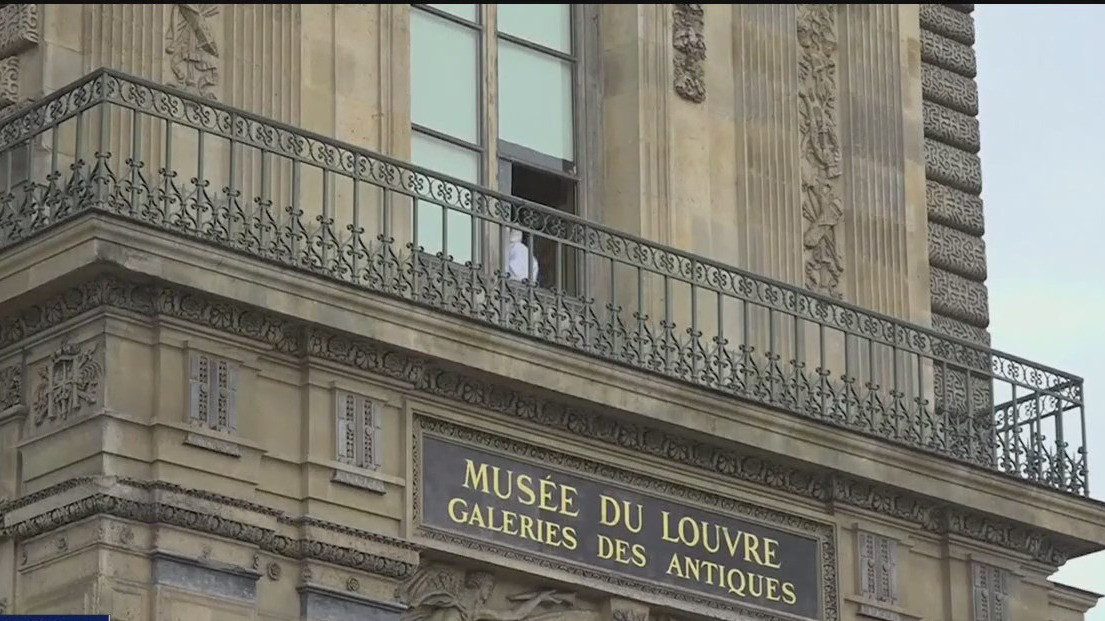 Suspects still at large in Louvre heist