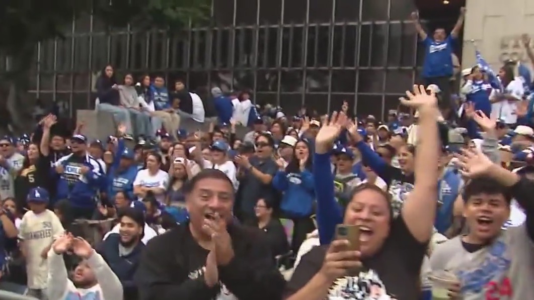 Dodgers fans pack DTLA for victory parade