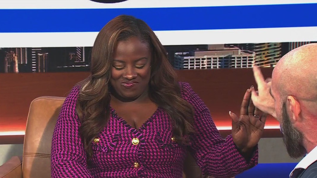 ‘The Madman of Mind Magic’ Israel Mandrake Reads Tia Ewing's Mind