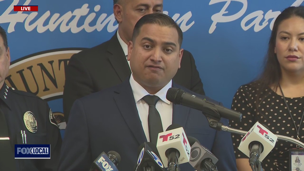 "Unmask Yourselves!": Mayor demands federal agents show ID