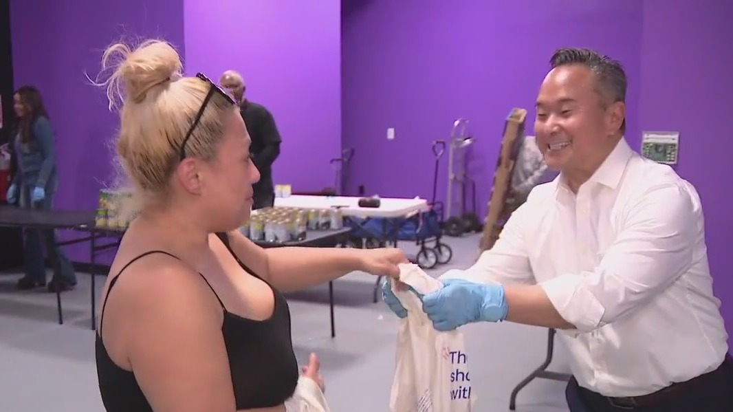 Food bank gives out Thanksgiving dinners