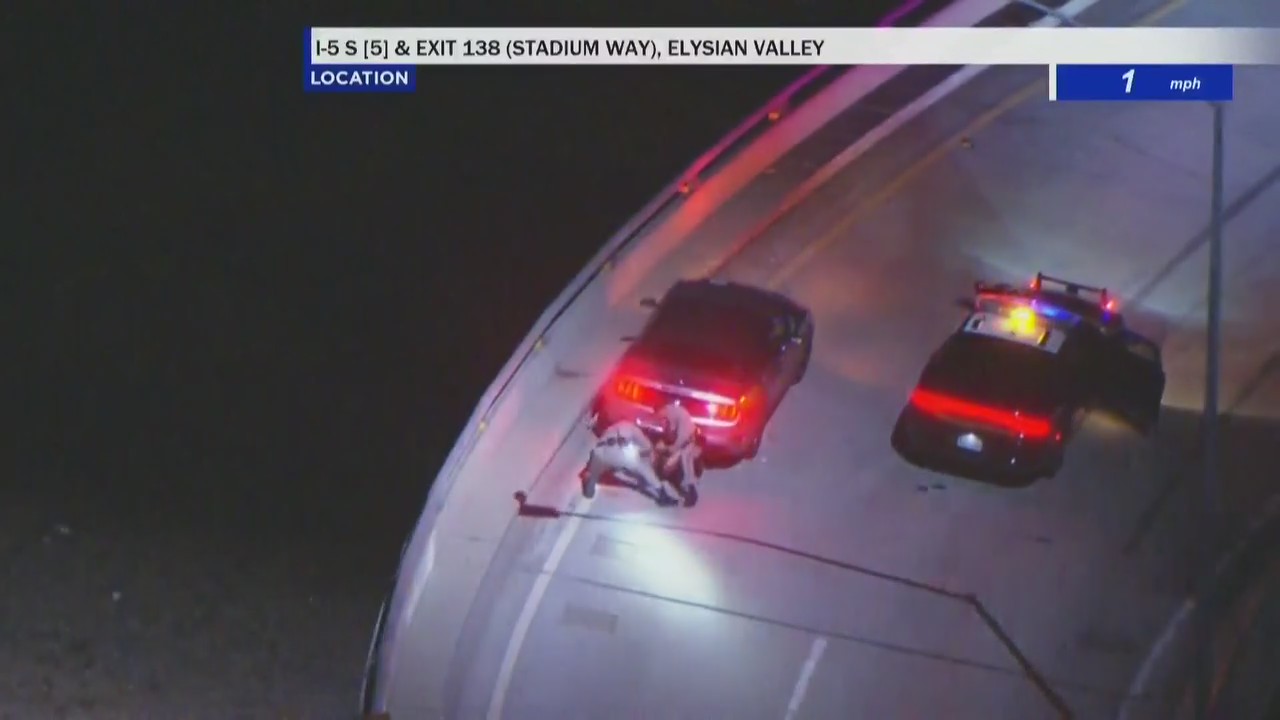 High-speed police chase ends on freeway off-ramp | FOX 11 Los Angeles