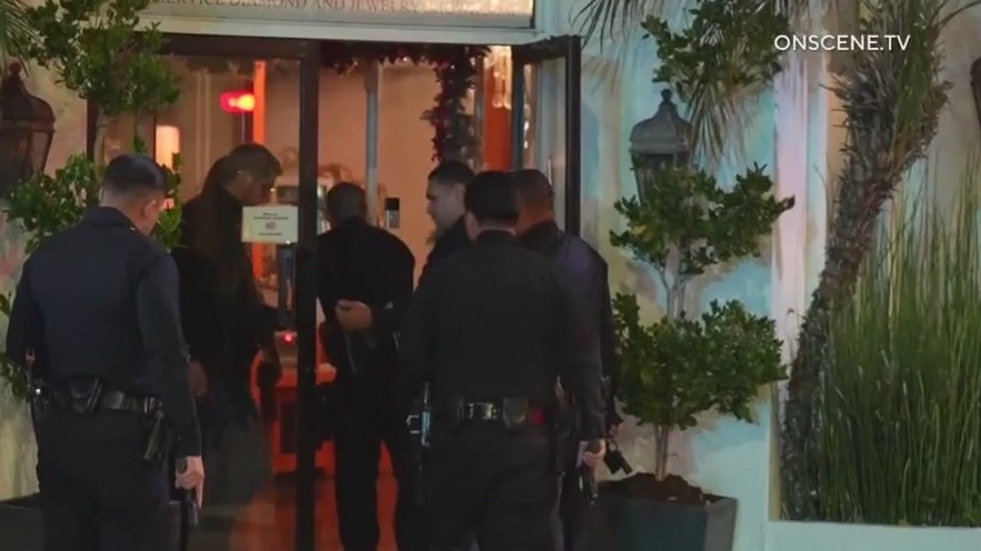3 suspects break into Woodland Hills jewelry store