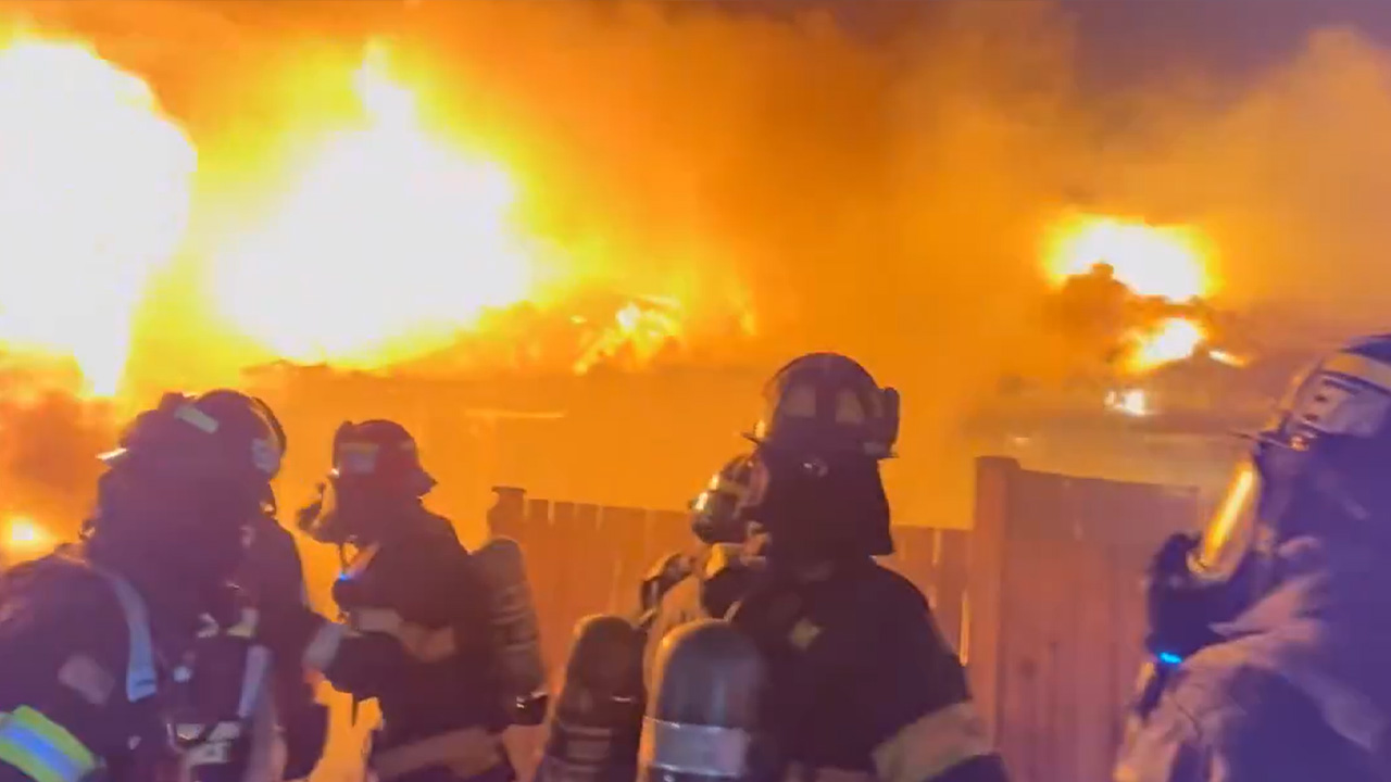 Firefighters respond to massive apartment fire in Puyallup, WA