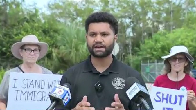 El representante Frost habla en contra de 'Alligator Alcatraz'