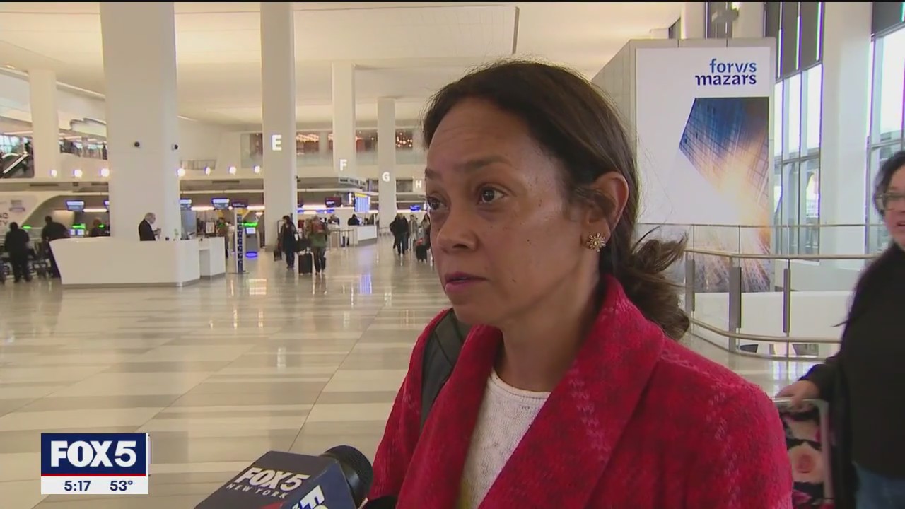 Air traffic controllers work without pay as shutdown drags on