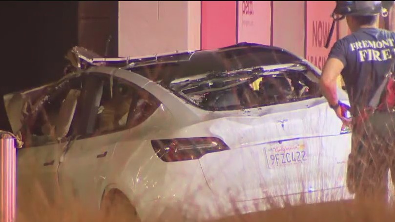 Car crashes into Fremont apartment complex, catches fire