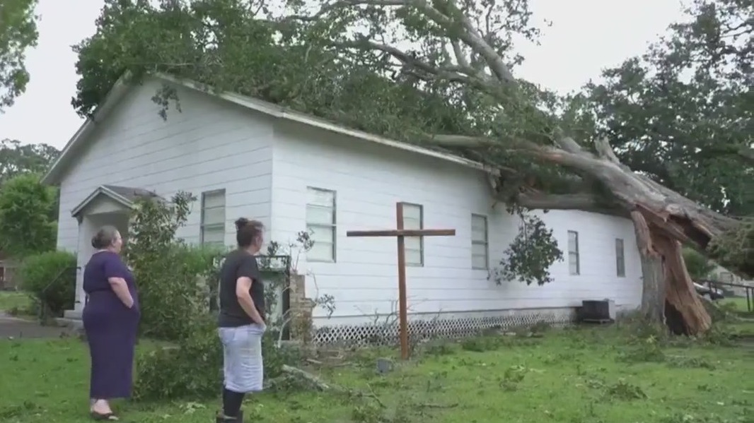 Beryl rips through Houston, eyes Arkansas