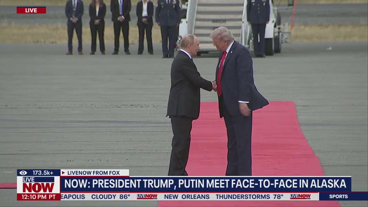 Trump y Putin se dan la mano en Alaska