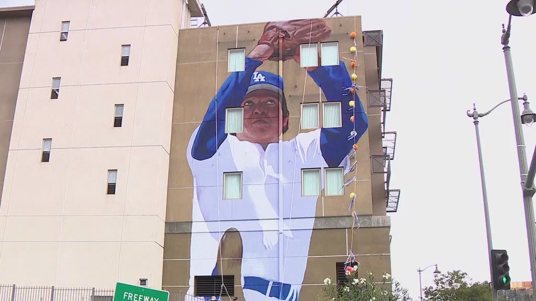 Robert Vargas working to finish Fernando Valenzuela memorial painting