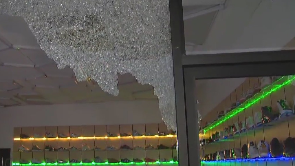 South LA high-end shoe store hit by burglars