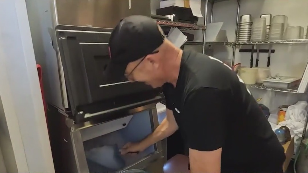 Eatery worker helps rescue man in heat distress