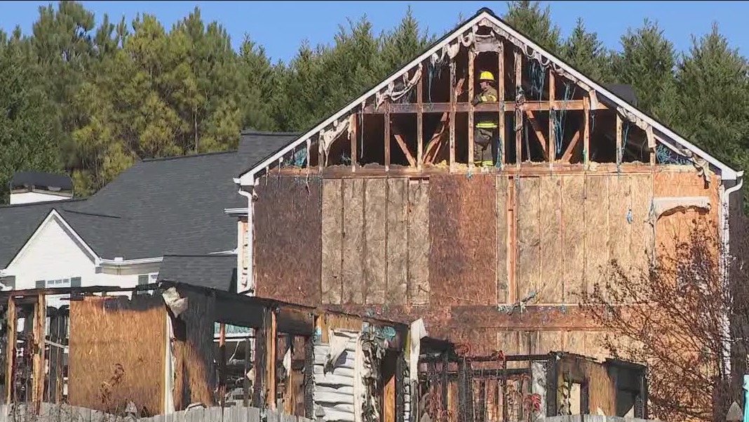 6 adults, 1 child displaced after house fire