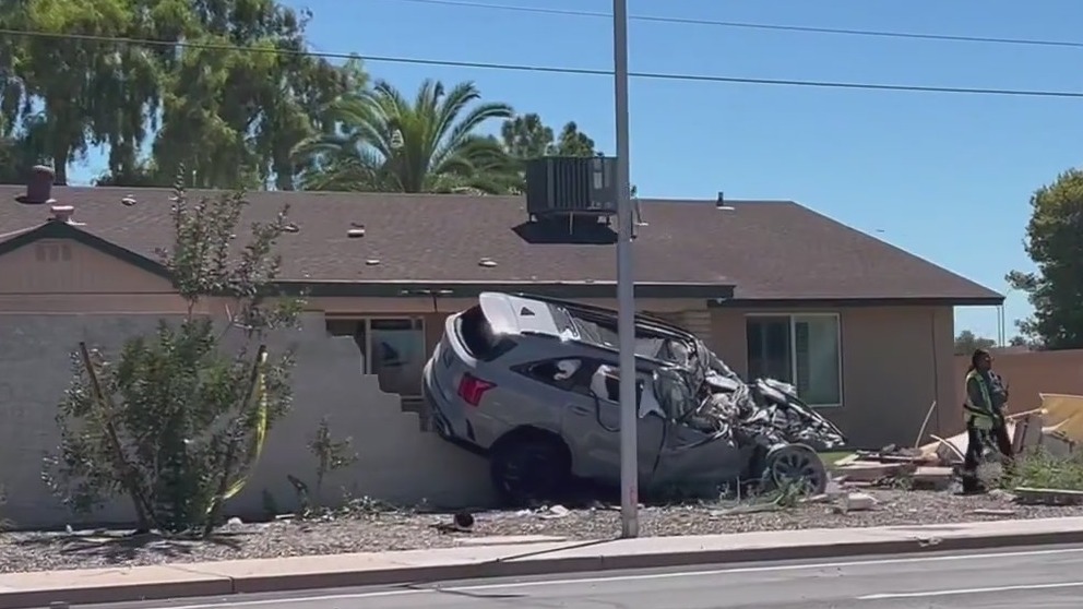 1 person killed, 1 injured in Mesa car crash