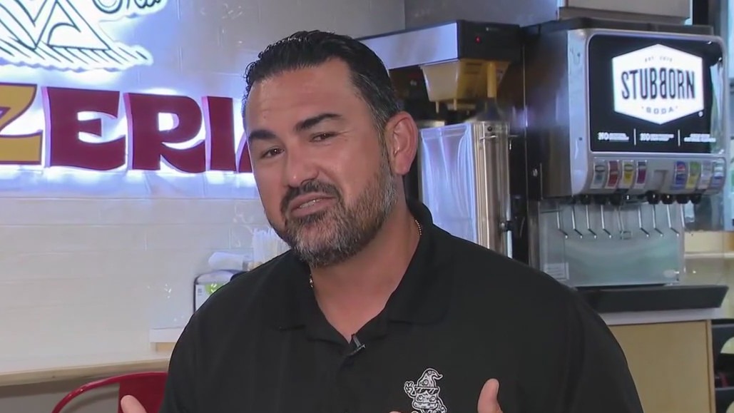 Adrián González opens pizza restaurant