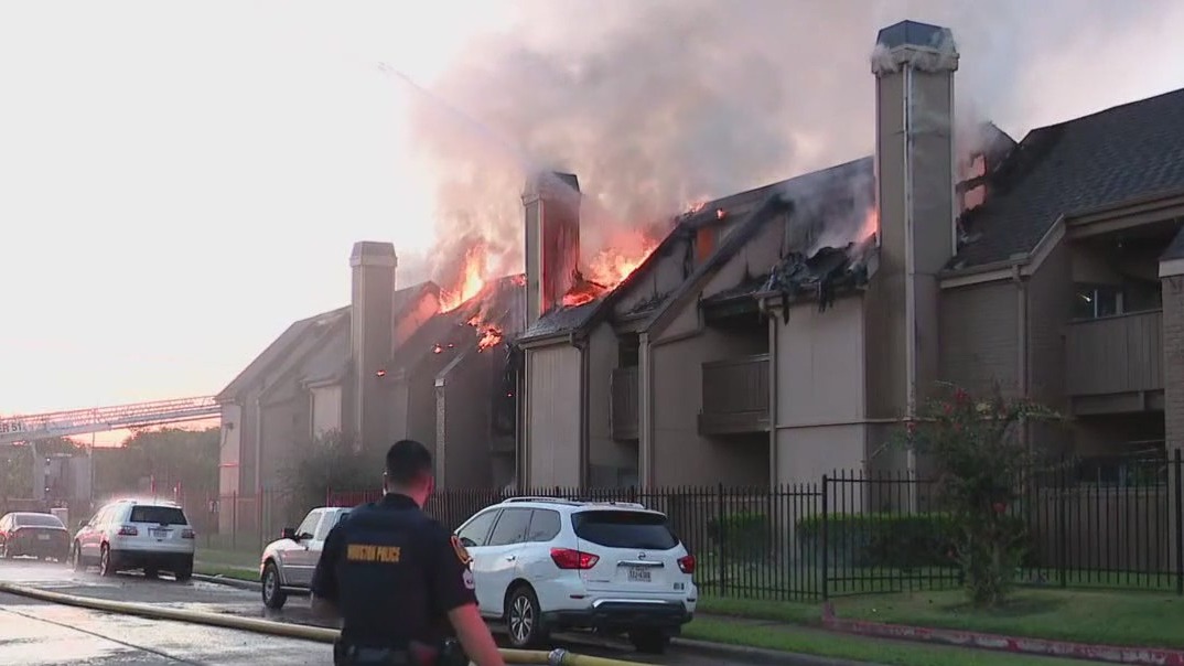 Fire damages southwest Houston apartments