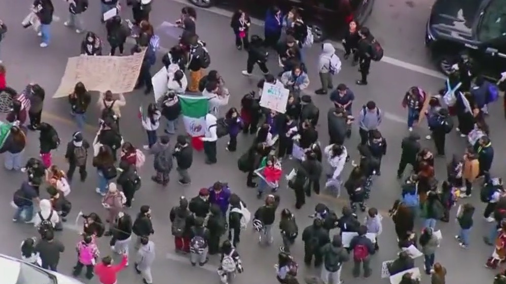 Anti-ICE protest in Chicago after Border Patrol chief appears in court
