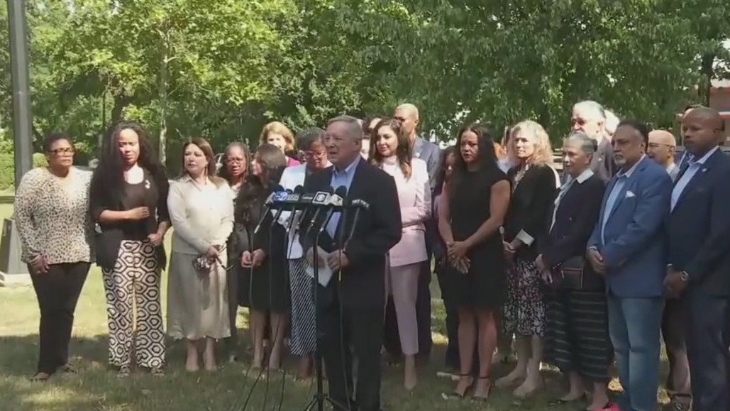 Texas Democrats remain in Illinois amid redistricting fight