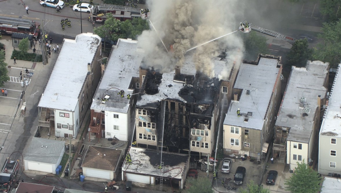 Chicago firefighters battle heavy blaze at Northwest Side apartment building