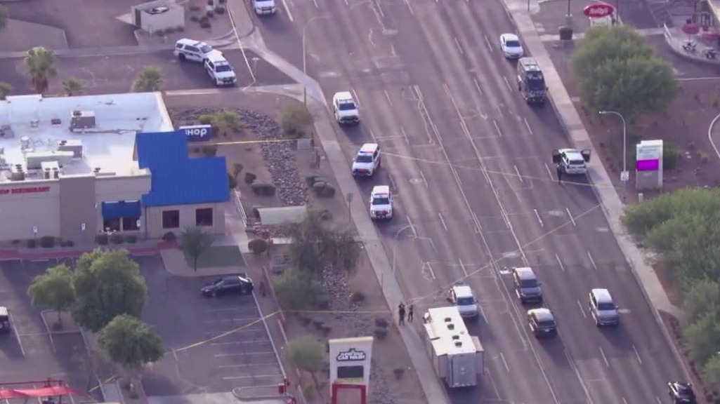 Man with hatchet shot by officers in Phoenix: PD