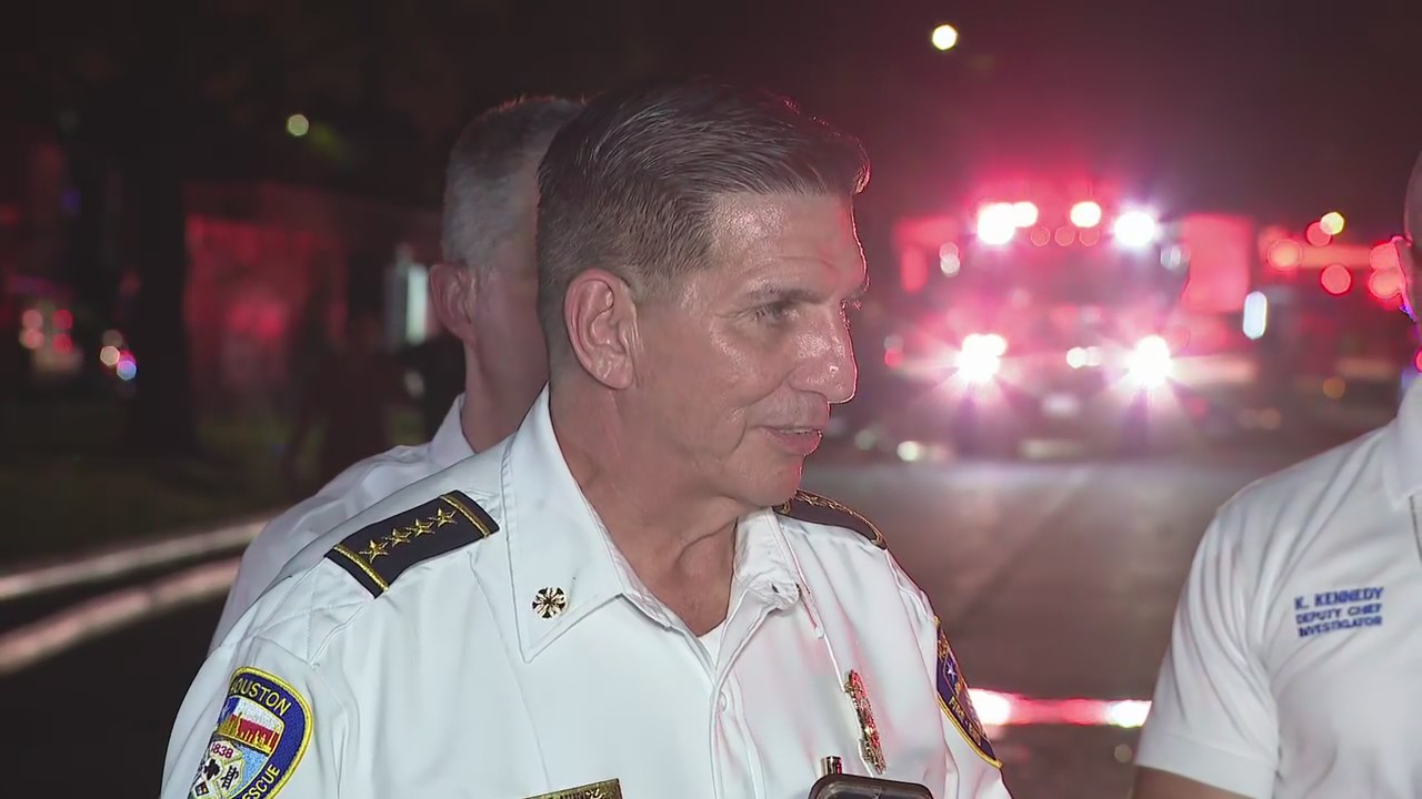 FULL VIDEO: Houston Fire Department gives update following 3-alarm apartment fire