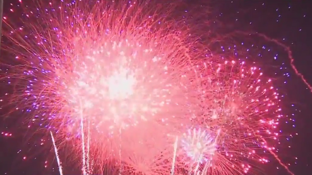 Thousands turn out for firework displays in Tampa, St. Pete