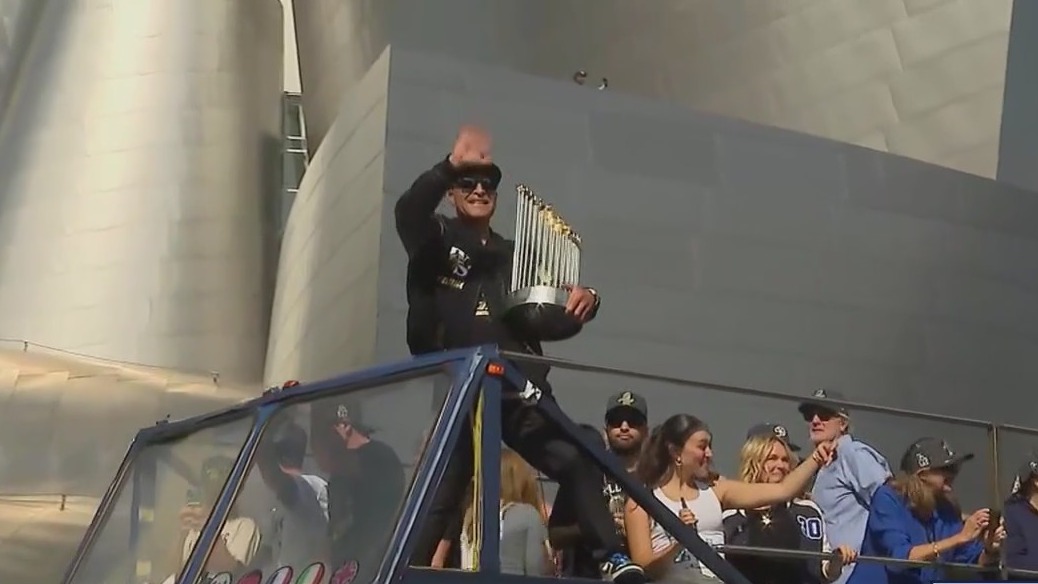 Dave Roberts holds up Commissioner's Trophy