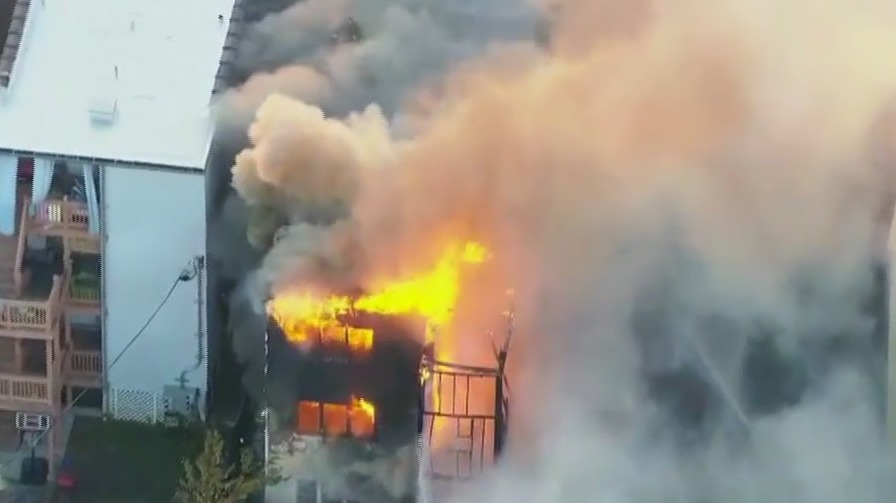 Massive fire engulfs apartment building on Chicago's North Side