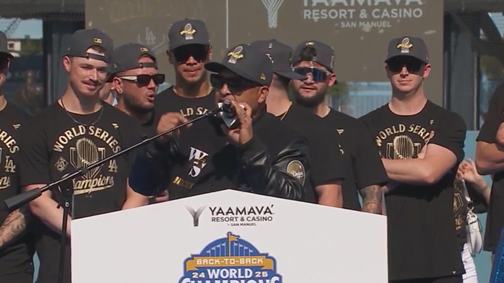 Dave Roberts calls for a three-peat