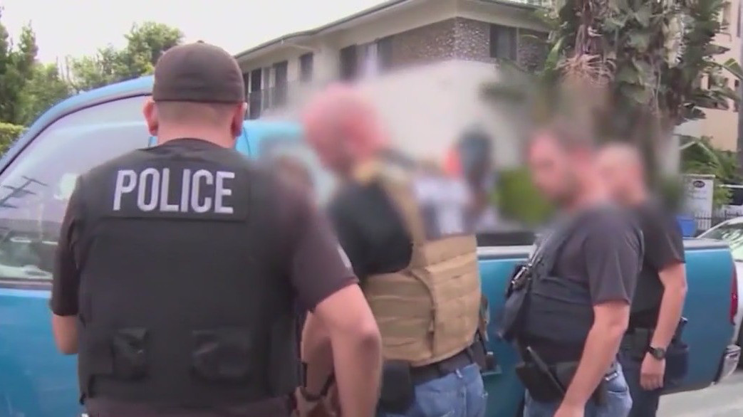 Vrhovno sodišče ZDA potrdilo imigracijske racije Trumpove administracije v Los Angelesu, kar je sprožilo proteste in tožbe.